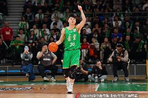 媒体人：鄢手骐未参加上午球队训练 胸部受伤确定缺席今晚比赛