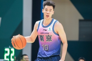 媒体人:同曦的郭昊文不打 摩尔拉伤轮休 青岛大概率会结束三连败