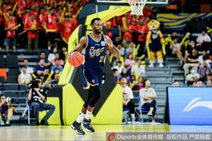 媒体人:广东本场做对的最重要事情 就是提升了弗格的战术地位