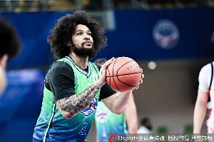 苦苦支撑！戴申·尼克斯半场6中3拿全队最高10分 正负值-11