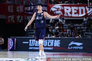 媒体人:主教练给徐昕的战术安排太少了 后者现在打得像个蓝领