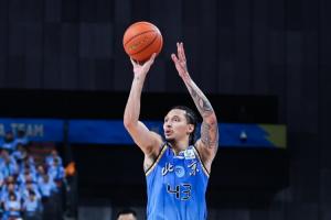 北京58分大胜深圳 沃特斯三分8中7 这才是人们预期中的投手样子